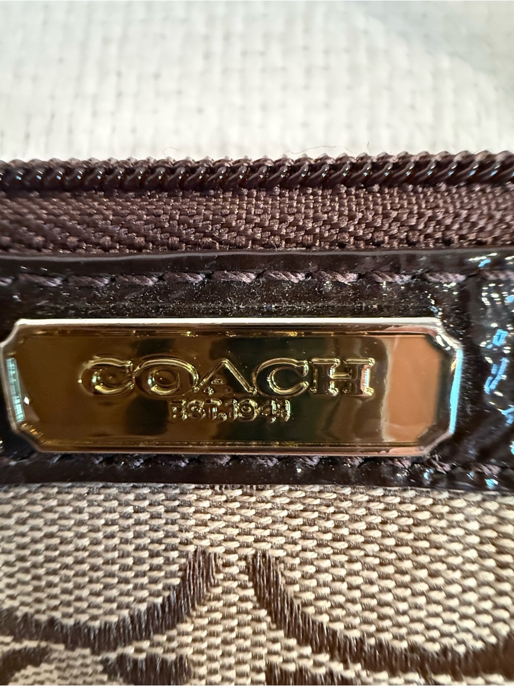 Coach Signature Pleated Medium Wristlet Khaki/Mahogany F47206